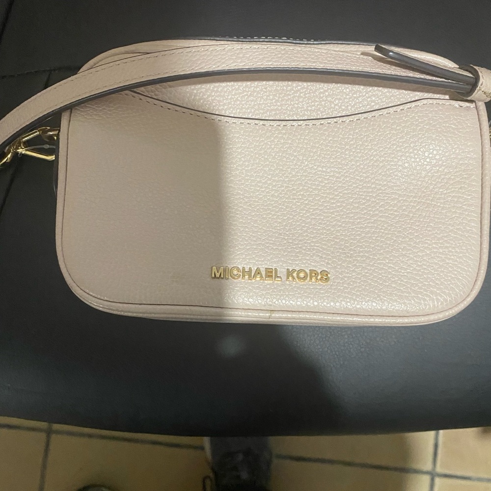 Small cross purse in preowned condition. No tear in very good condition.
